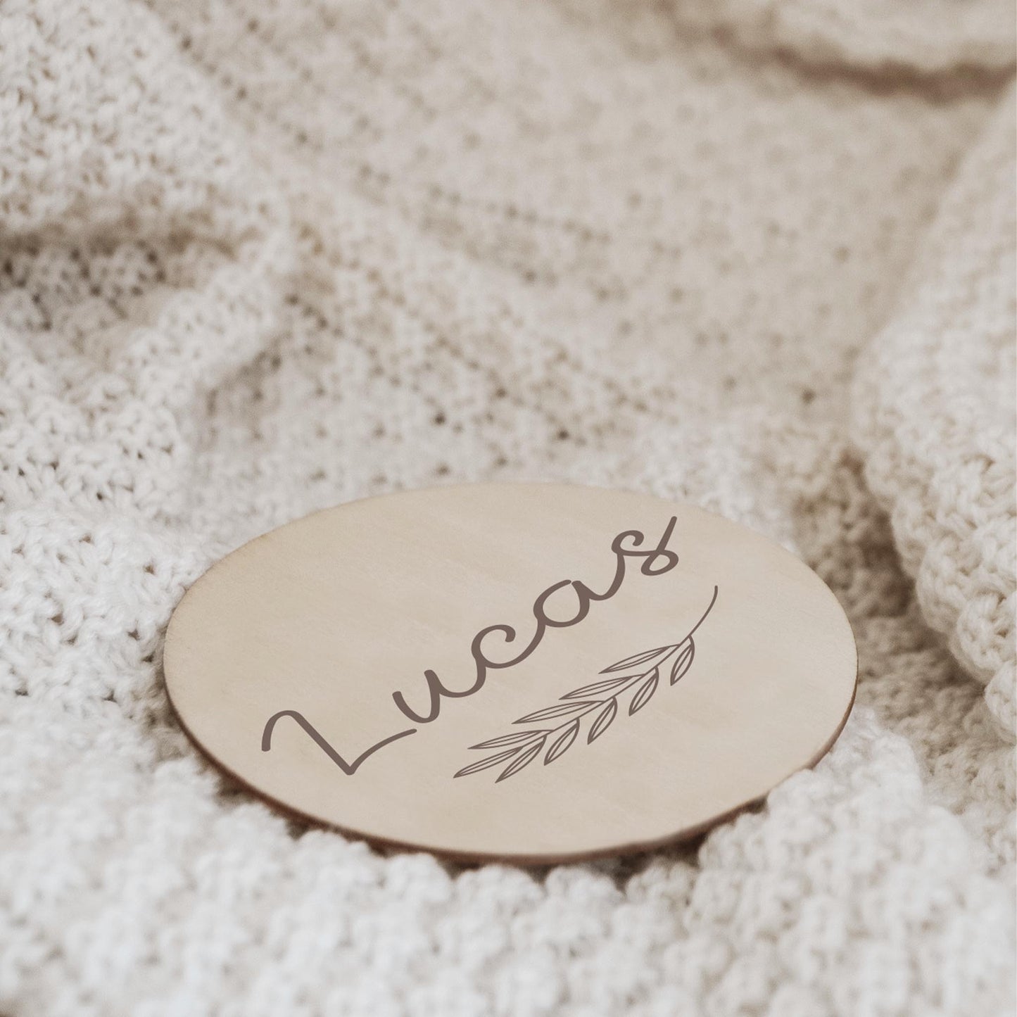 Placa personalizada con el nombre del bebé - hoja