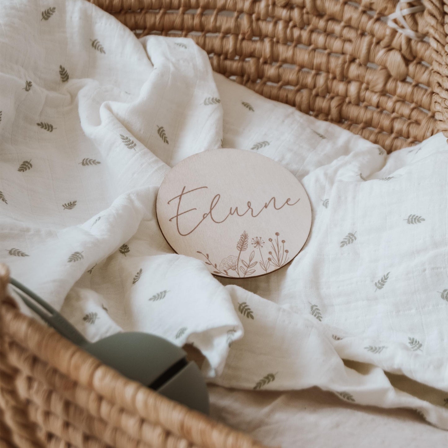 Placa personalizada con el nombre del bebé - floral